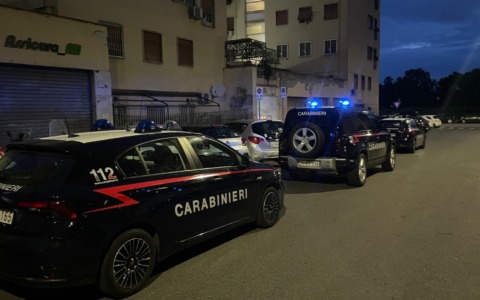 Aggredisce la moglie, poi muore a Torino dal decimo piano