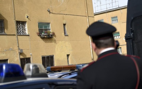 Finto carabiniere aggredisce una donna e fugge con i gioielli