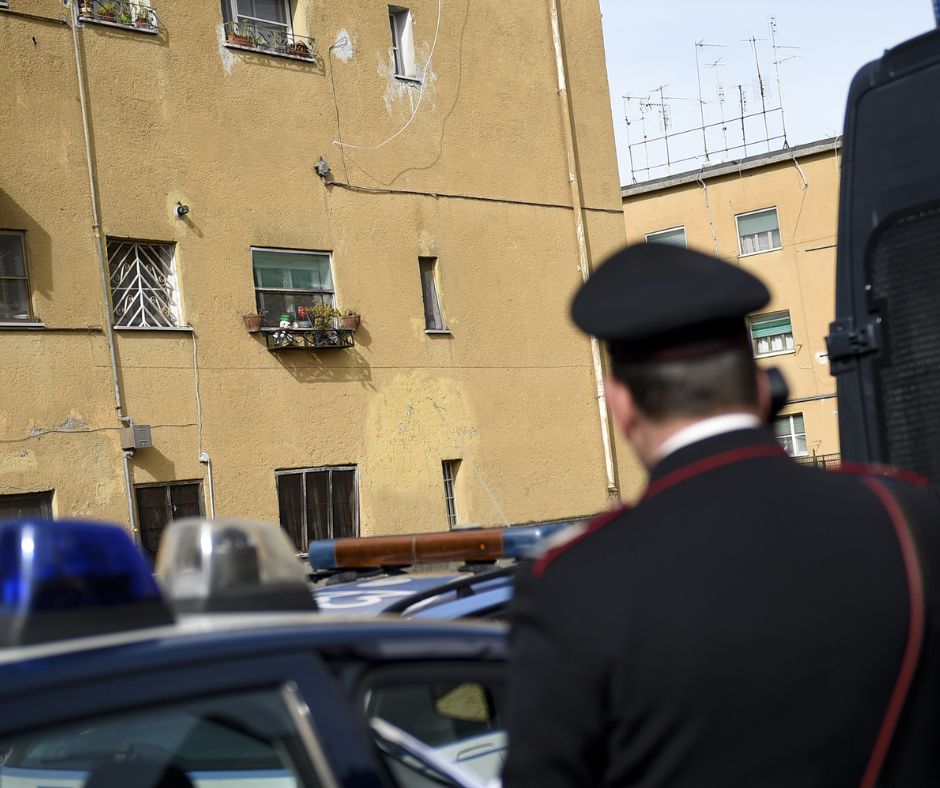 Finto carabiniere aggredisce una donna e fugge con i gioielli