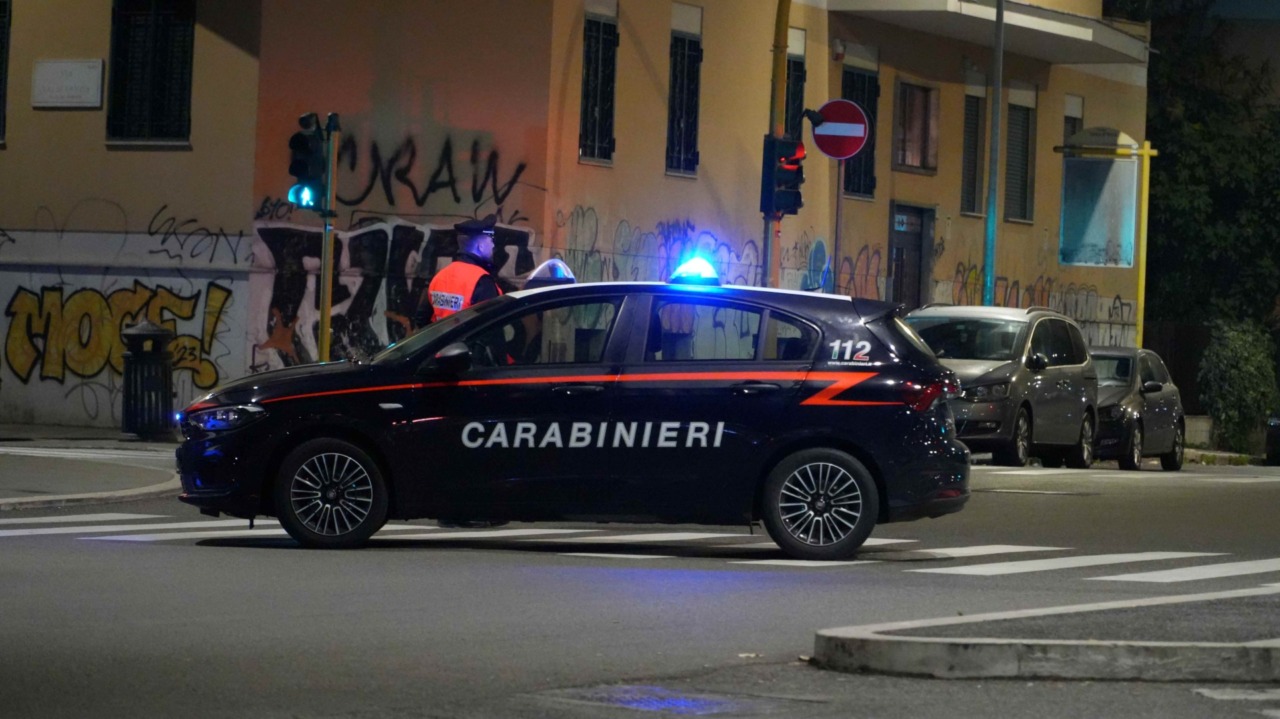 Minori sul tetto del cantiere scolastico, protesta del sindaco