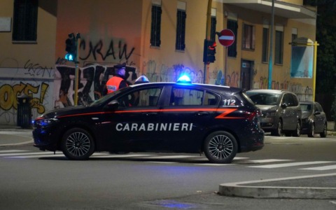 Minori sul tetto del cantiere scolastico, protesta del sindaco