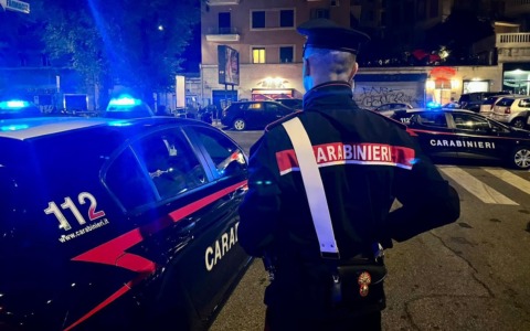 Pugno a un carabiniere, arrestato dopo i danni all’auto