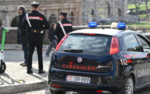 Accoltella alla gola una donna conosciuta sui social: arrestato