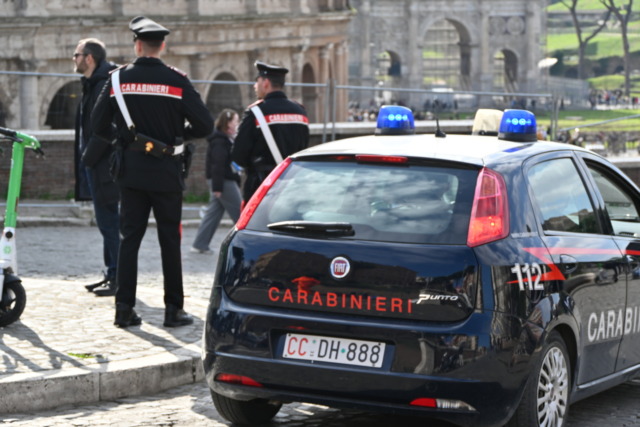 Accoltella alla gola una donna conosciuta sui social: arrestato