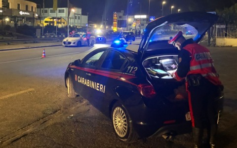 29enne ferito tra botte, coltellate e ustioni a Pinerolo