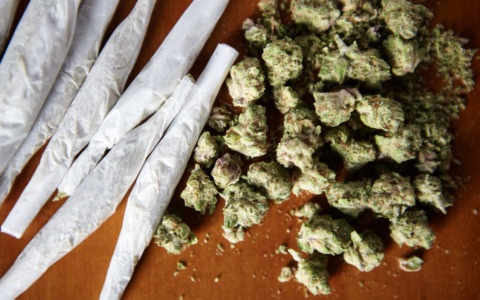 Hashish spezzato davanti agli agenti: arrestato 28enne a Torino