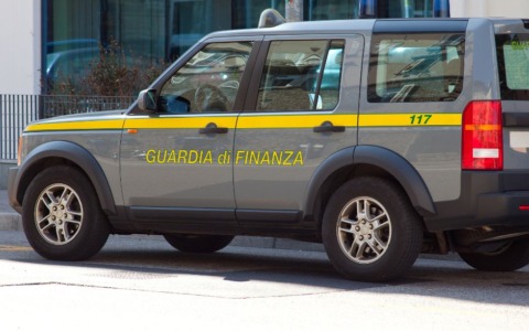 Sequestrati 325 chili di tabacco illecito: un arresto