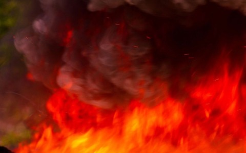 Auto in fiamme, danneggiato il muro del cimitero