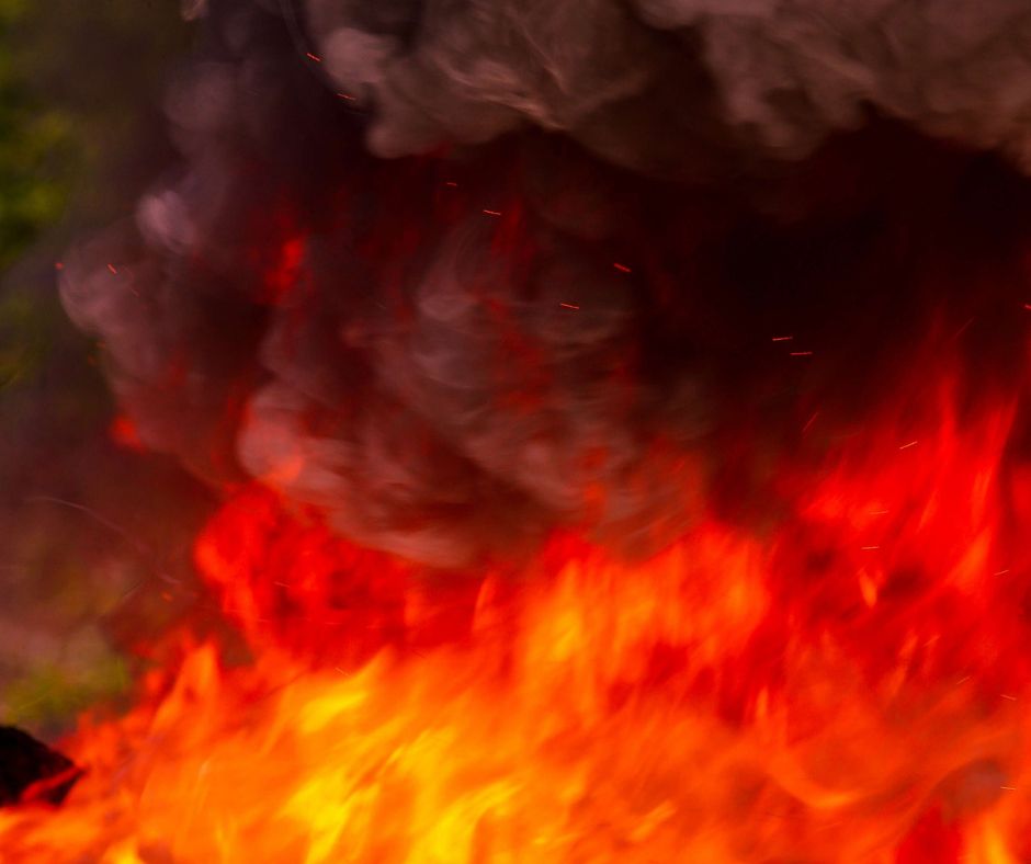 Auto in fiamme, danneggiato il muro del cimitero