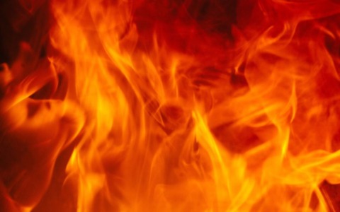 Incendio boschivo in montagna: evacuate 50 persone