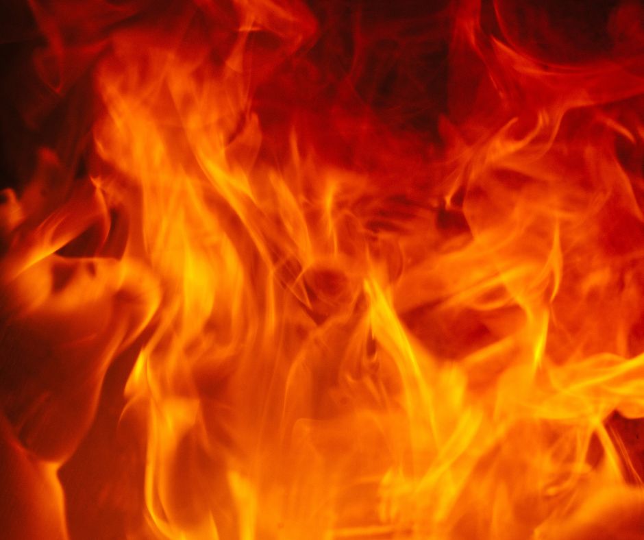 Incendio boschivo in montagna: evacuate 50 persone
