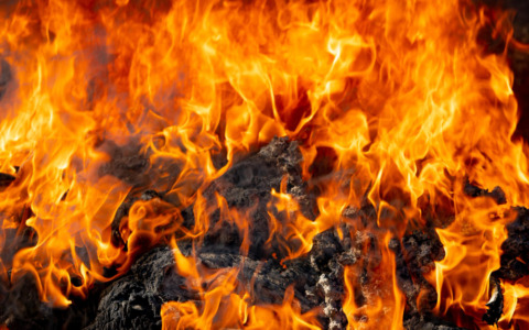 Incendio in abitazione dopo una lite, 28enne irreperibile