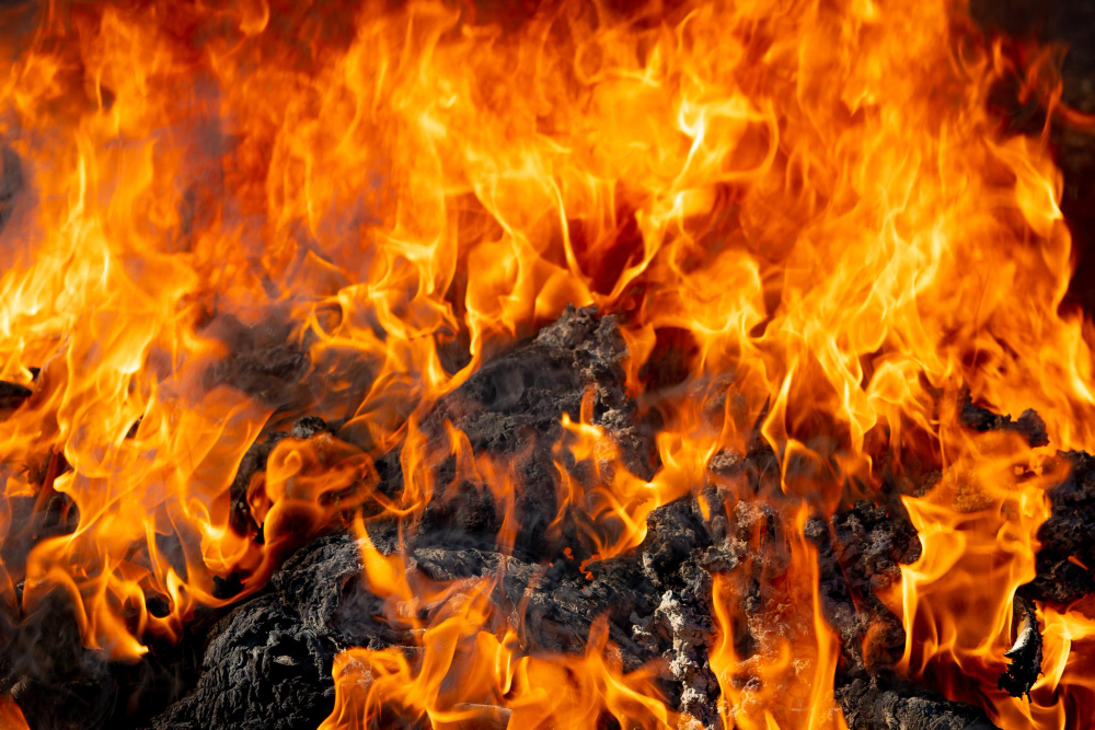 Incendio in abitazione dopo una lite, 28enne irreperibile