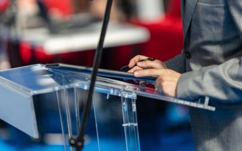 Ritardi burocratici di Intesa Sanpaolo e bandiere assenti alla Cgil