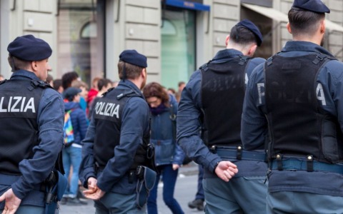 Fugge dalla polizia e aggredisce gli agenti: arrestato