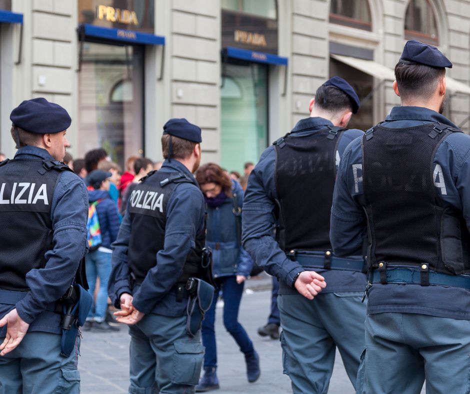 Fugge dalla polizia e aggredisce gli agenti: arrestato