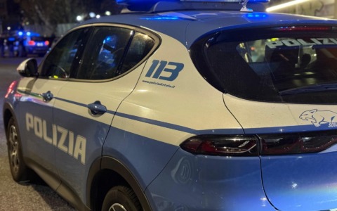 Taxi abusivo fuori da una discoteca: auto confiscata e patente sospesa