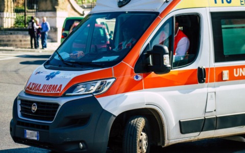 Anziano trovato morto in casa dopo l’allarme dei vicini