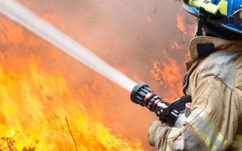 Furgone in fiamme mentre è in marcia a Torino San Donato