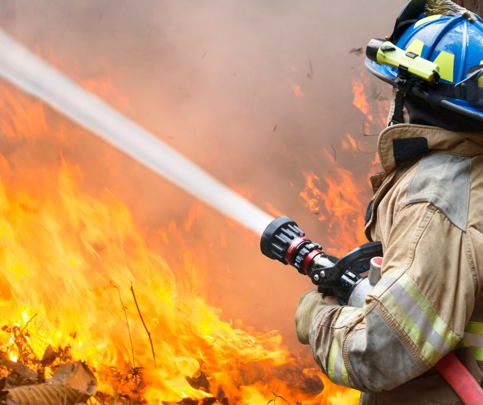 Furgone in fiamme mentre è in marcia a Torino San Donato